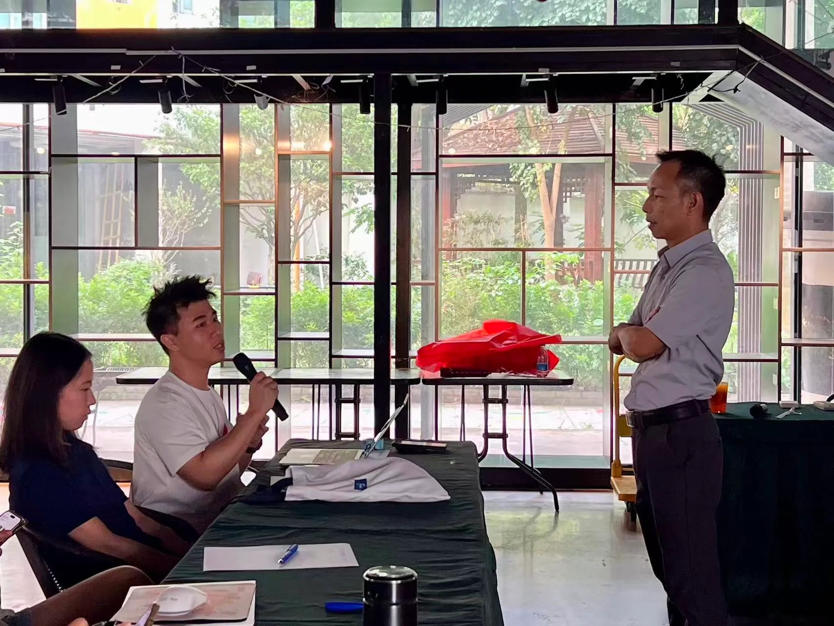 创业者现场体验 AI 工具